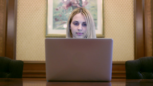 商业妇女打开笔记本电脑和看屏幕9秒视频