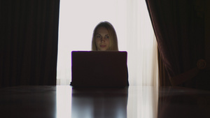 年轻女性打开笔记本电脑坐在桌子上10秒视频