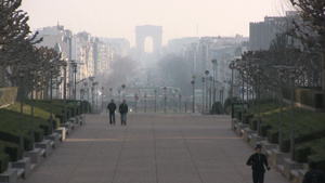 在巴黎马路上行走跑步的人7秒视频