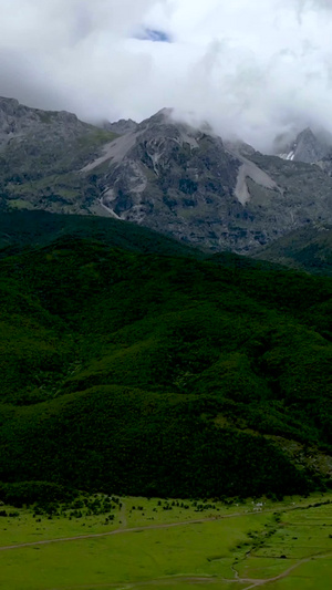 航拍云南纳西族玉湖村山脉光影流动自然景观延时视频素材14秒视频