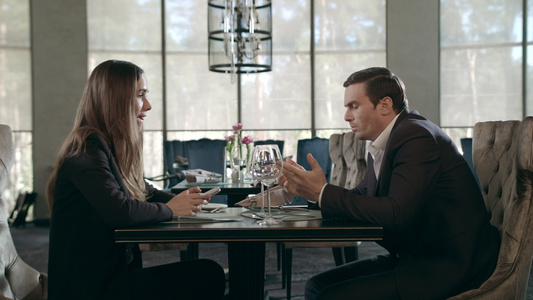 在餐馆谈生意的情侣男人和女在咖啡馆聚会上笑视频