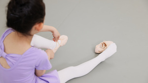 舞蹈室里的小女孩穿上鞋子47秒视频