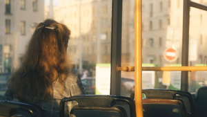 下班高峰乘坐公共交通出行的长发美女背影12秒视频