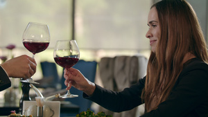 有魅力的女人在餐厅里喝着红酒的女子21秒视频