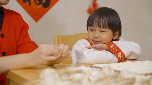 4K孩子看妈妈包饺子过年视频