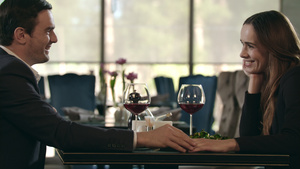 在餐馆的浪漫约会恋爱情侣男人把结婚戒指送给女人29秒视频