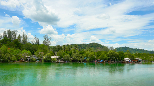 泰国热带雨林中的渔村渔船延时4K视频