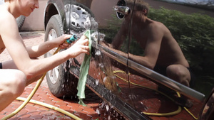 青少年用水管洗车16秒视频