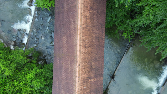 古老的木桥在祖格洛兹河上空视频