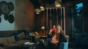 女商务人士在旅馆休息室喝咖啡女商务人士茶杯12秒视频