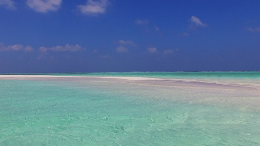 浅海和冲浪附近浅沙地背景明亮的浅海边外出岛屿海滩生活视频