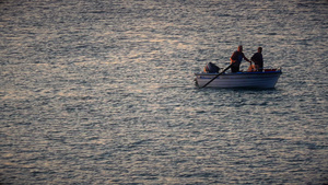 日出时一艘小船在海上航行14秒视频