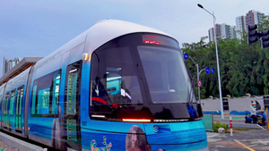 4K三亚城市富有海岛特色涂装有轨电车出入站交通类视频素材29秒视频