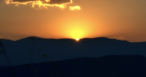 山上4公里的日落视频