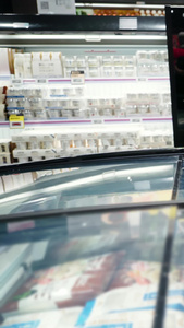 超市推着购物车的男性选购商品中国人视频