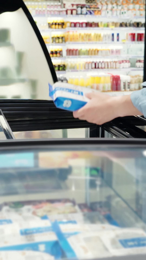 超市推着购物车的男性选购商品冷冻食品9秒视频