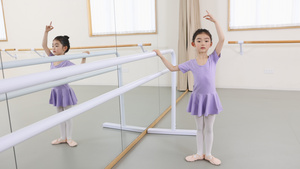舞蹈室练习芭蕾舞的小女孩升格45秒视频