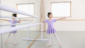练习芭蕾舞的小女孩58秒视频