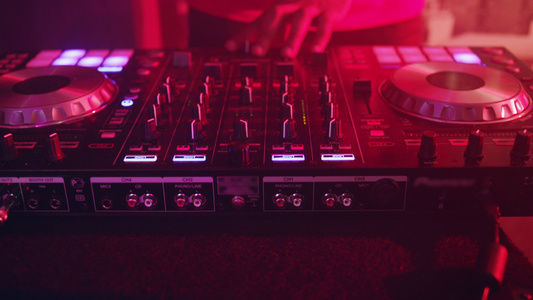 DJ控制音乐控制台DJ手混合音乐音乐播放器和转盘视频