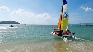 4K三亚海滩丰富多彩的水上运动帆船出海视频素材35秒视频