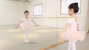 舞蹈室里练习芭蕾舞的小女孩43秒视频