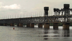横跨德尼佩尔河的公路和铁路桥以及汽车15秒视频