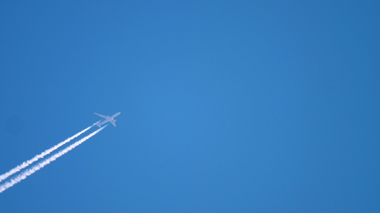 高空飞翔的飞机视频