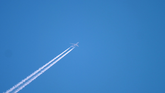 高空飞翔的飞机视频