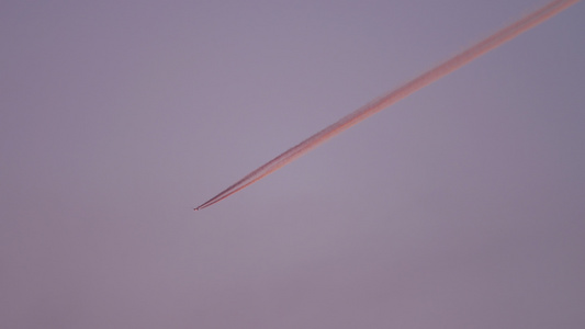 在天空中的飞机日落的太阳反射视频