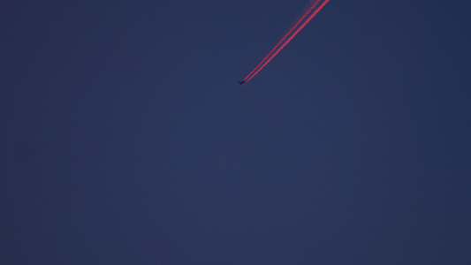 在天空中的飞机日落的太阳反射视频