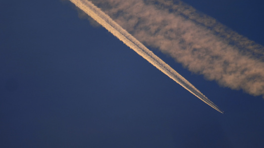 在天空中的飞机日落的太阳反射视频