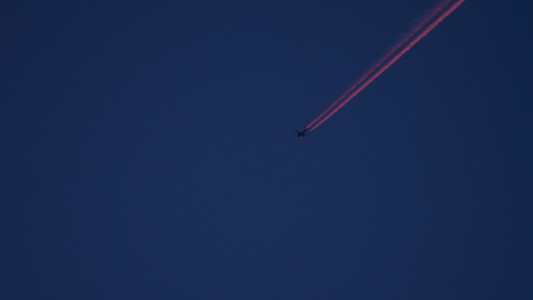 在天空中的飞机日落的太阳反射视频