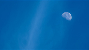 4K白天月亮升起延时10秒视频