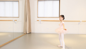 小女孩对着镜子练习舞蹈升格32秒视频