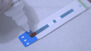 将试剂滴在测试条上血液hiv检测试纸Hiv血液检测6秒视频