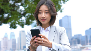 4k户外商务女性使用手机打字15秒视频