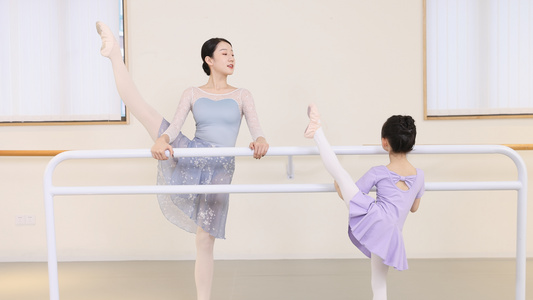 小女孩和舞蹈老师练习舞蹈升格视频