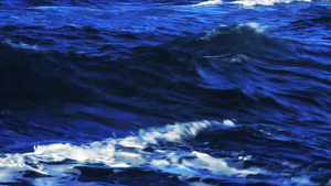 深蓝色傍晚的海浪25秒视频