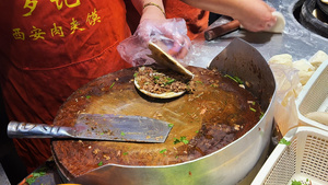 西安城市地方特色美食街头小吃肉夹馍制作过程4k素材42秒视频