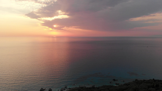 海洋夏季背景平静日落的空中全天空天气视频