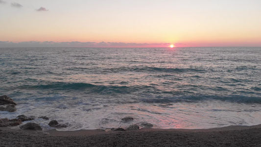 美丽的夕阳景色在海边的海滩上夏季背景视频