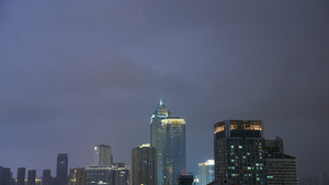 城市暴雨来临前电闪雷鸣夜晚灯光夜景4k素材54秒视频