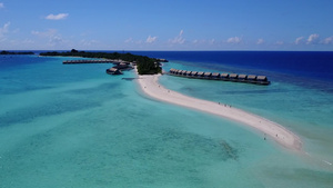 富含白沙底蓝水的奇异环礁湖海滩冒险航行的海景13秒视频