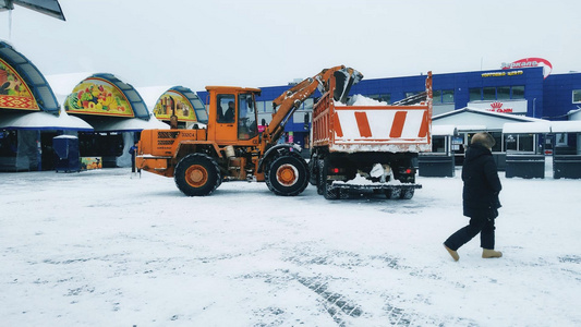 清晨环卫工人开着铲雪车清除道路积雪视频