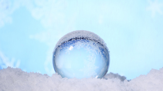 4k水晶球透明玻璃雪花飘落视频
