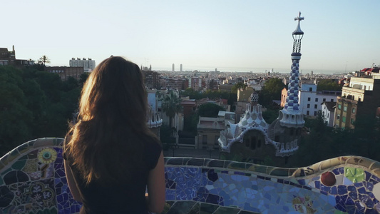 妇女看巴塞罗那市风景视频