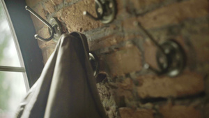 老式衣服挂在砖墙上6秒视频