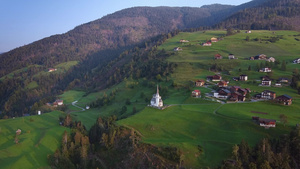 澳洲山上的别墅和教堂的空中观察35秒视频