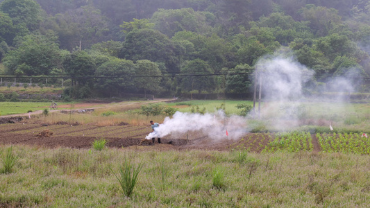 农村春耕锄地开始田间劳作视频