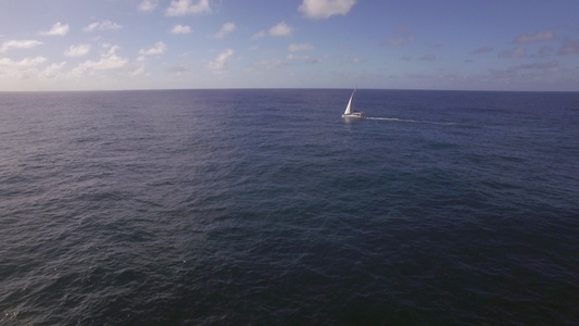 航行在海上的游艇空中观航视频